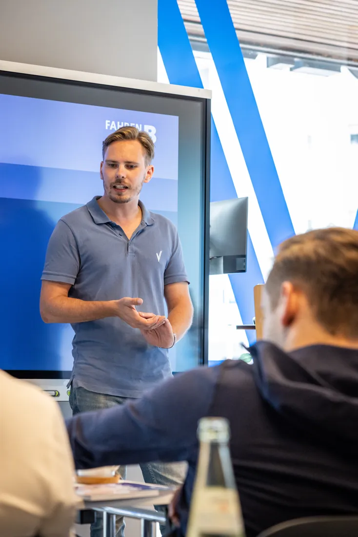 Henning, Seminarleiter für das ASF bei Volkers Fahrschule Marl, im Schulungsraum